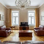 Rom-Antique Residence At City Center