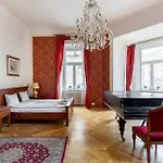 Rom-Antique Residence At City Center